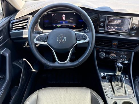 Used 2022 Volkswagen Jetta SE w/ Panoramic Sunroof Package FWD image 17