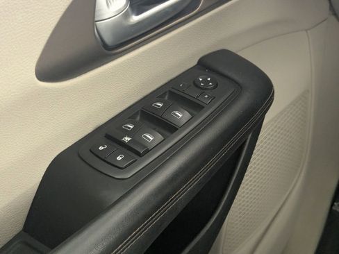Used 2018 Chrysler Pacifica Touring-L FWD image 17