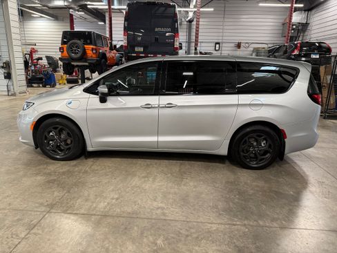 Used 2023 Chrysler Pacifica Touring-L w/ S Appearance Package FWD image 23