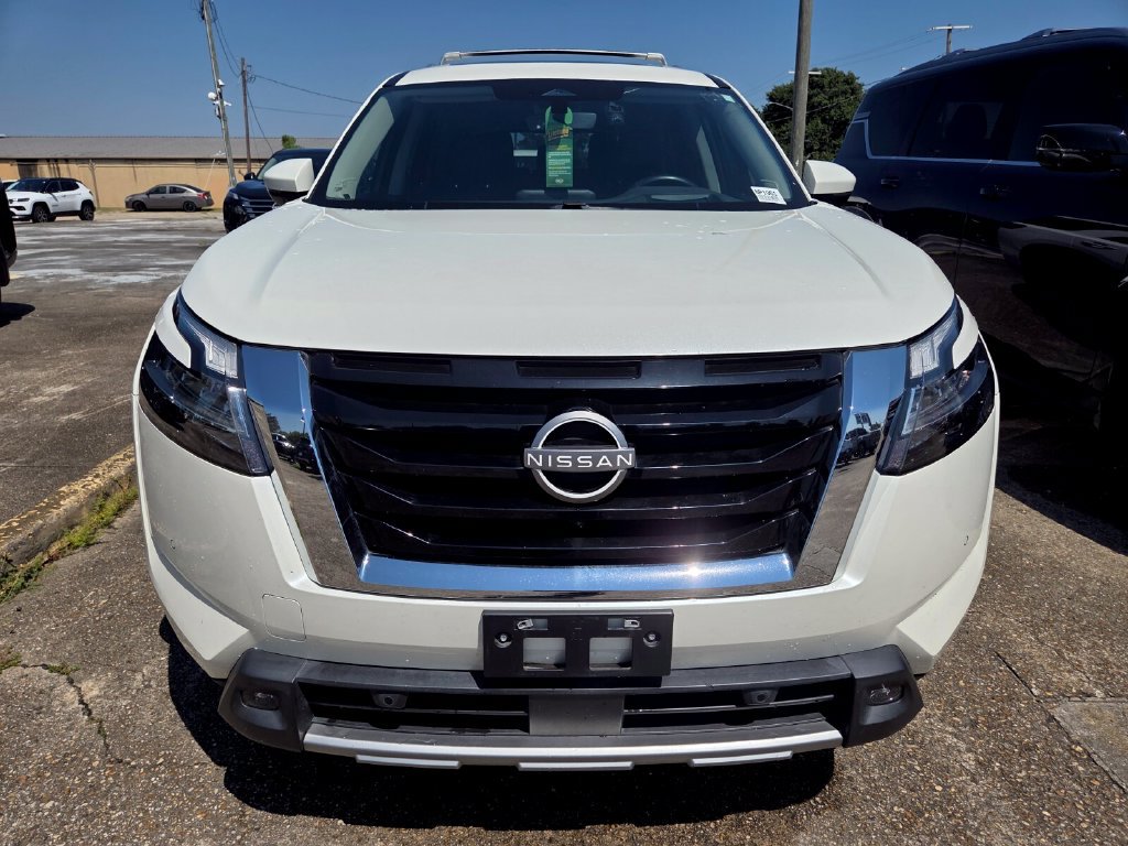 Used 2024 Nissan Pathfinder Platinum AWD/4WD image 2