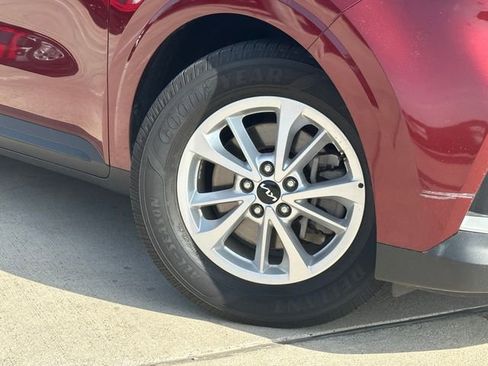 Used 2022 Kia Carnival LX image 2