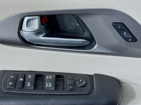 Used 2023 Chrysler Pacifica Touring-L image 23