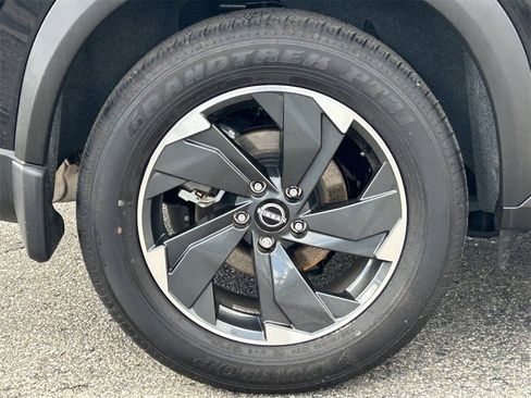 Certified 2025 Nissan Rogue SV image 7
