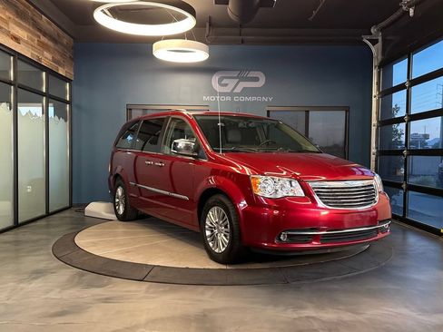 Used 2015 Chrysler Town & Country Touring-L w/ Driver Convenience Group FWD image 1