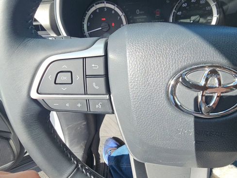 Used 2023 Toyota Highlander XLE AWD/4WD image 11