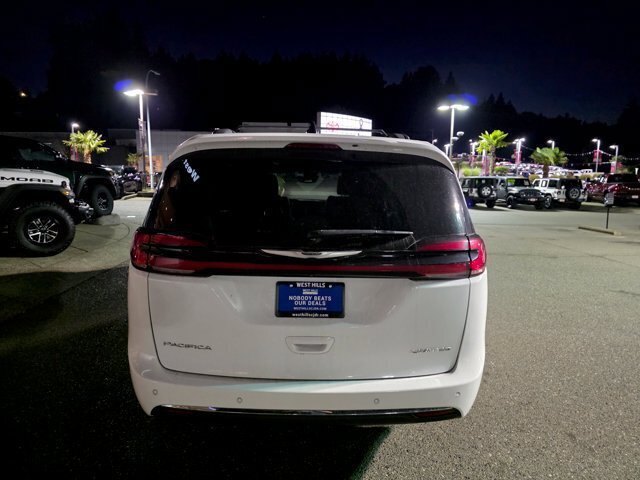 Certified 2023 Chrysler Pacifica Limited FWD image 7