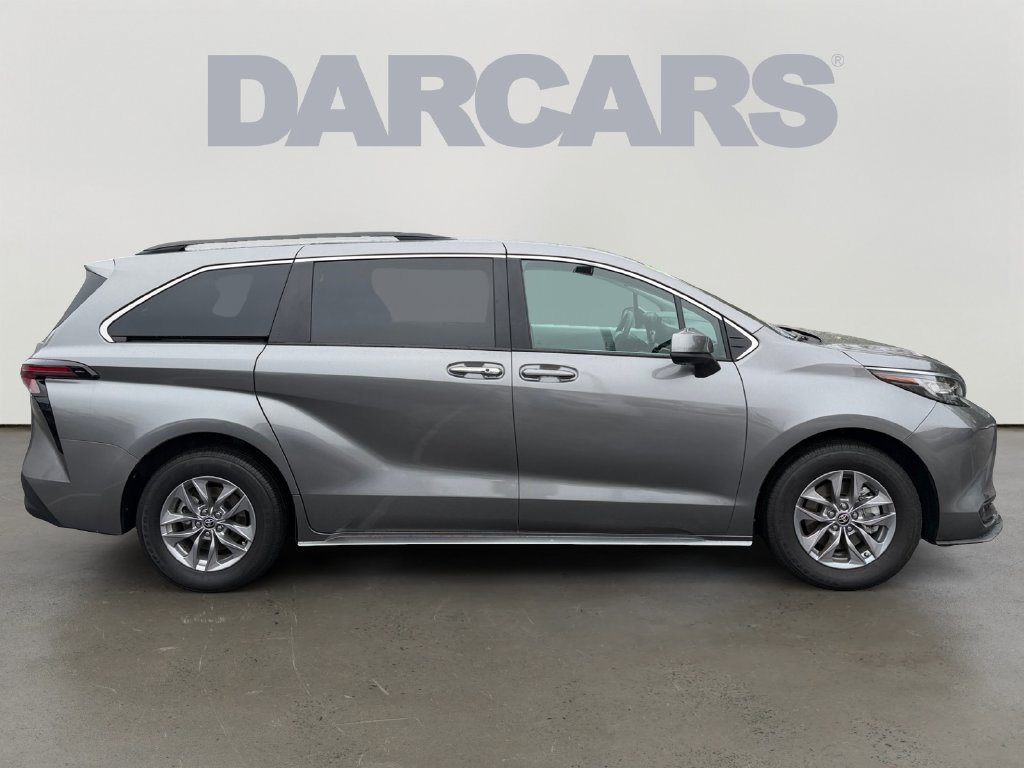 Used 2026 Toyota Sienna XLE FWD image 8