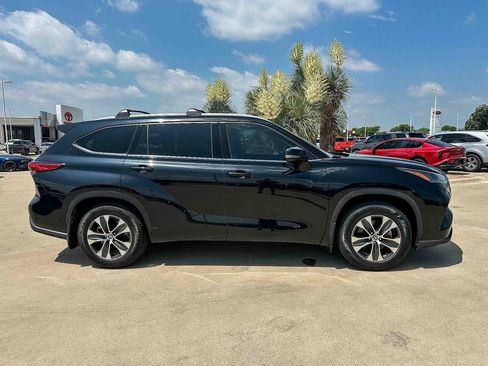 Used 2022 Toyota Highlander XLE FWD image 3