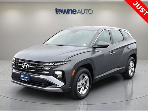 Used 2025 Hyundai Tucson SE image 2