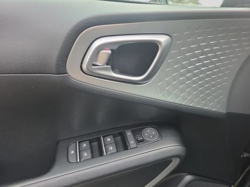 Used 2023 Kia Soul LX w/ LX Technology Package FWD image 10
