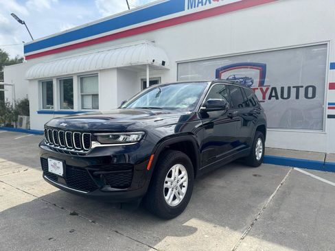 Used 2023 Jeep Grand Cherokee Laredo w/ Luxury Tech Group I AWD/4WD image 15