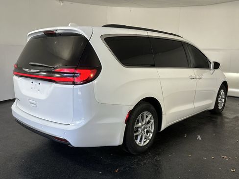 Used 2022 Chrysler Pacifica Touring-L image 11