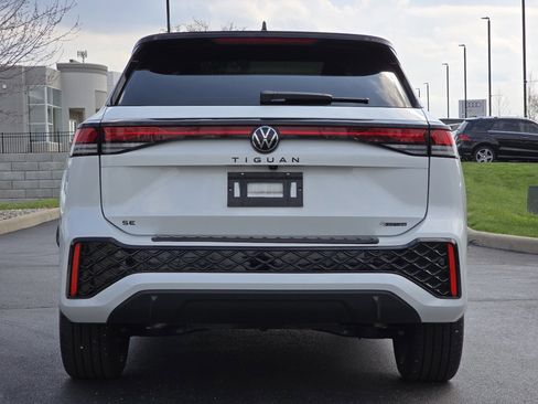 Certified 2025 Volkswagen Tiguan SE R-Line image 25