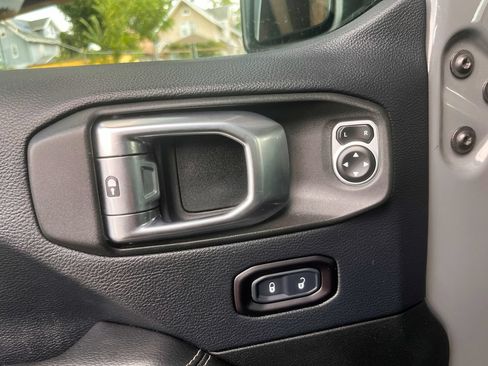 Used 2018 Jeep Wrangler Unlimited Sahara AWD/4WD image 37