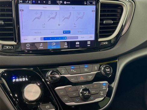 Used 2025 Chrysler Pacifica Select image 9