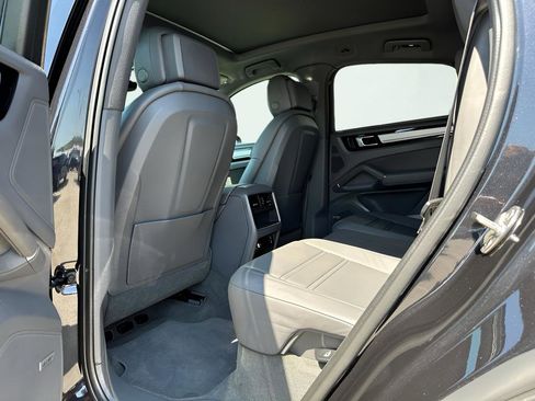 Used 2022 Porsche Cayenne Base image 34