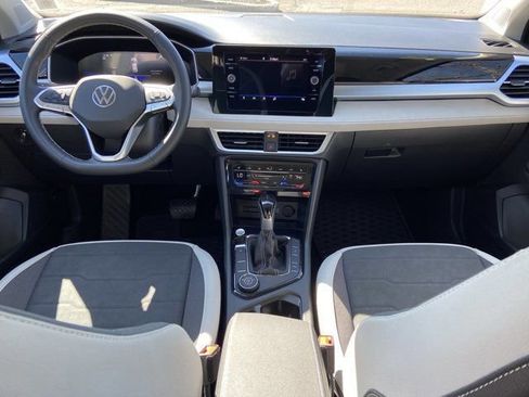 Used 2025 Volkswagen Taos SE w/ Panoramic Sunroof Package image 13