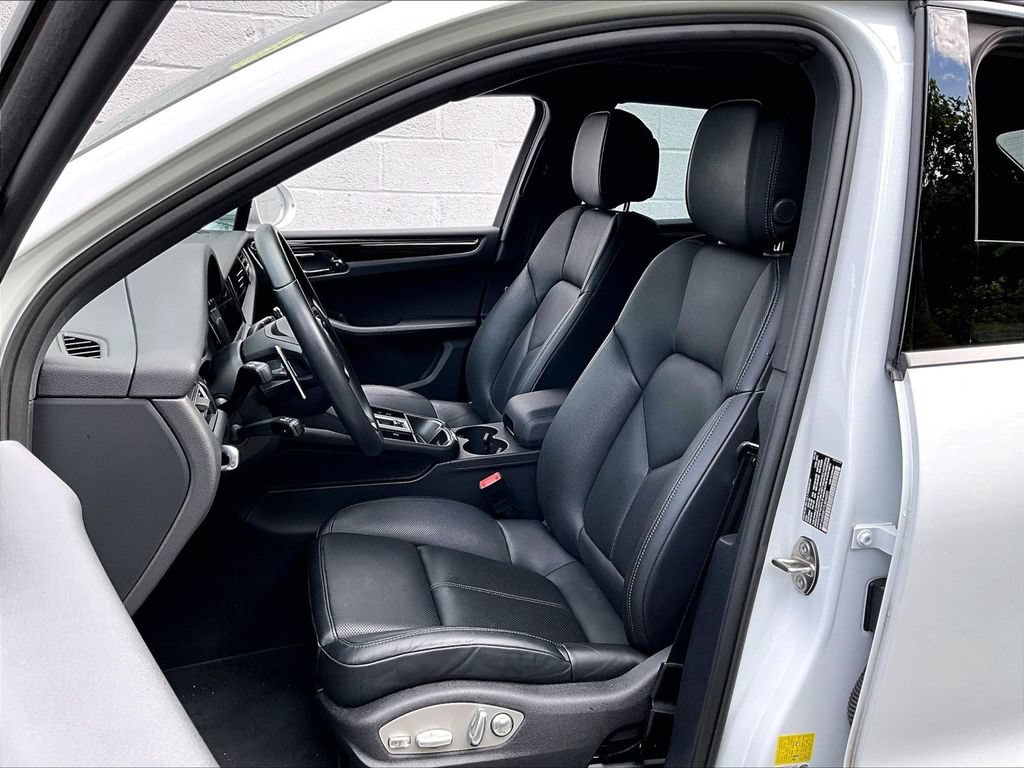 Certified 2026 Porsche Macan AWD/4WD image 5