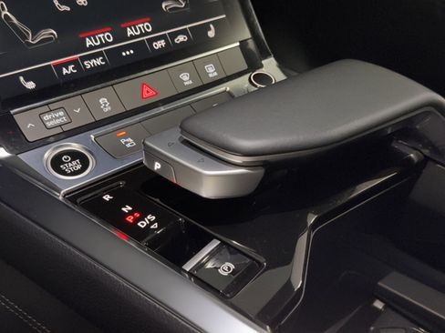 Used 2022 Audi e-tron Premium w/ Convenience Plus Package image 25