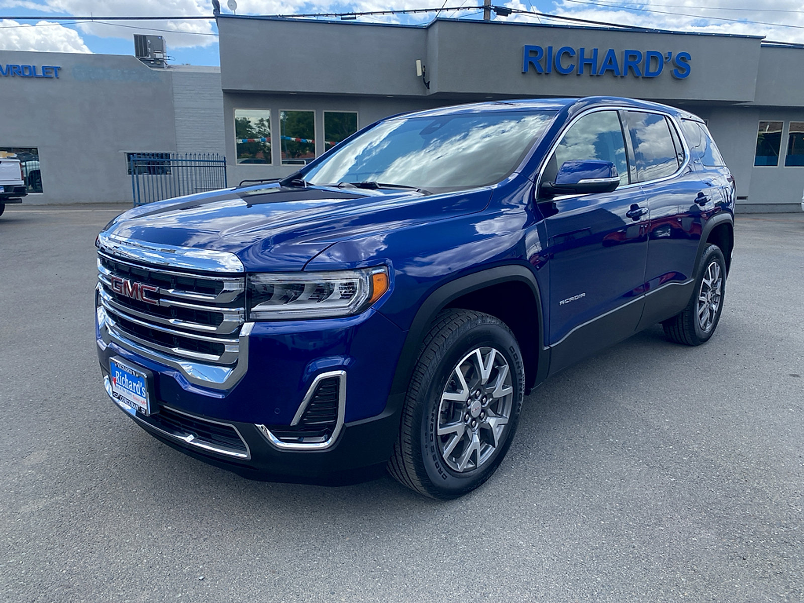 Used 2023 GMC Acadia SLE FWD image 4