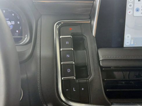 Used 2024 Chevrolet Suburban Z71 w/ Luxury Package AWD/4WD image 19