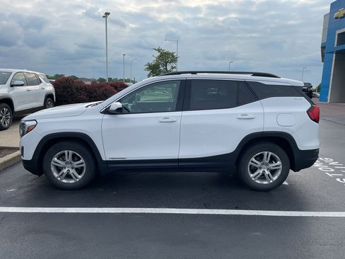 Used 2020 GMC Terrain SLE w/ Driver Convenience Package FWD image 2