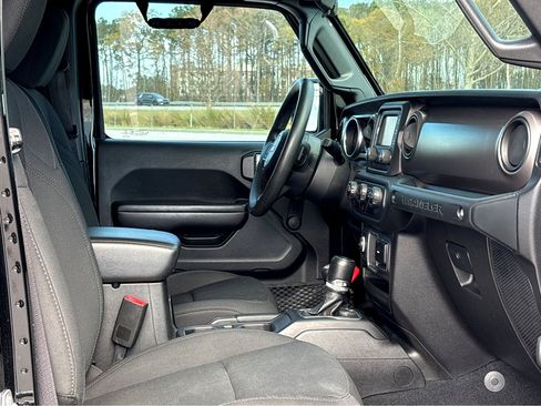 Used 2018 Jeep Wrangler Unlimited Sport image 8