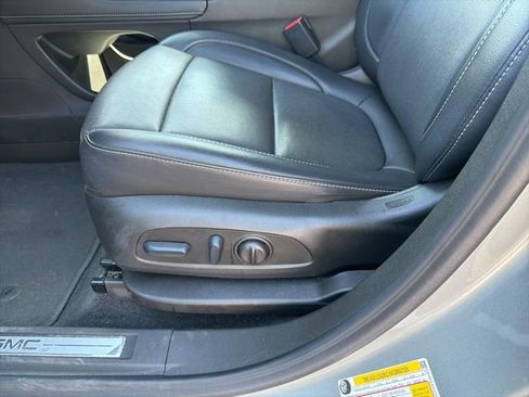 Used 2023 GMC Acadia SLT w/ Elevation Edition image 9