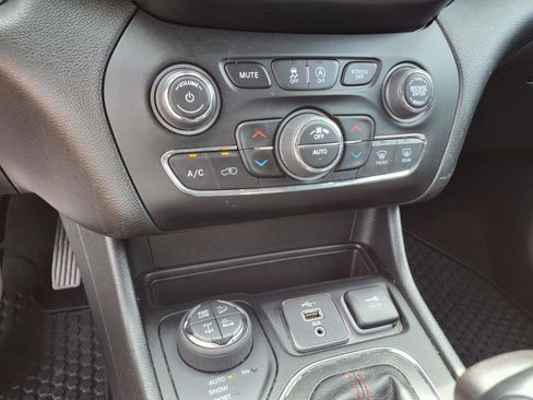 Used 2021 Jeep Cherokee Trailhawk image 11