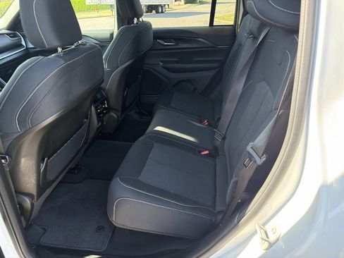Used 2024 Jeep Grand Cherokee Laredo image 16