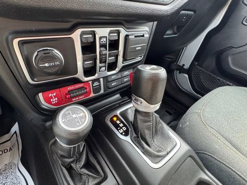 Used 2024 Jeep Wrangler Unlimited AWD/4WD image 29