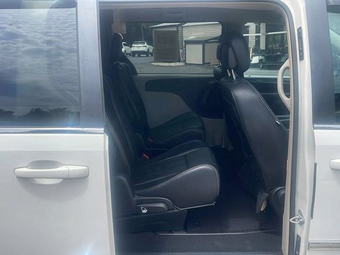 Used 2013 Chrysler Town & Country Touring FWD image 16
