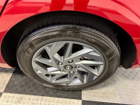 Used 2024 Hyundai Elantra SEL image 15