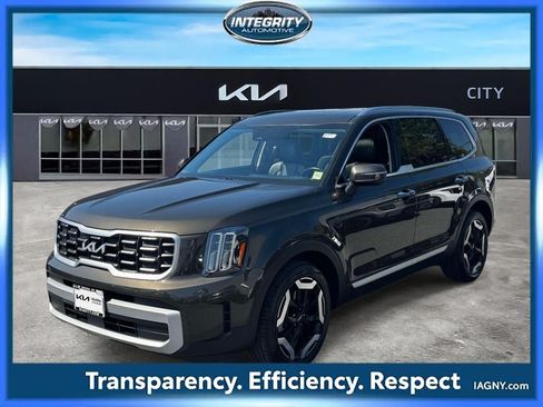 Certified 2023 Kia Telluride S w/ S Sunroof Package AWD/4WD image 4