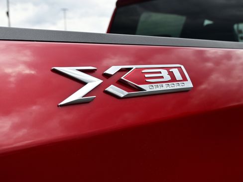 Used 2023 GMC Sierra 1500 SLT w/ X31 Off-Road Package image 11