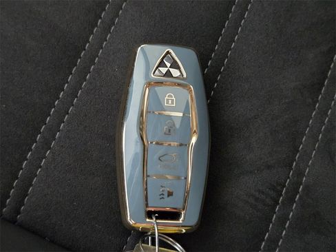 Used 2023 Mitsubishi Outlander SE image 25