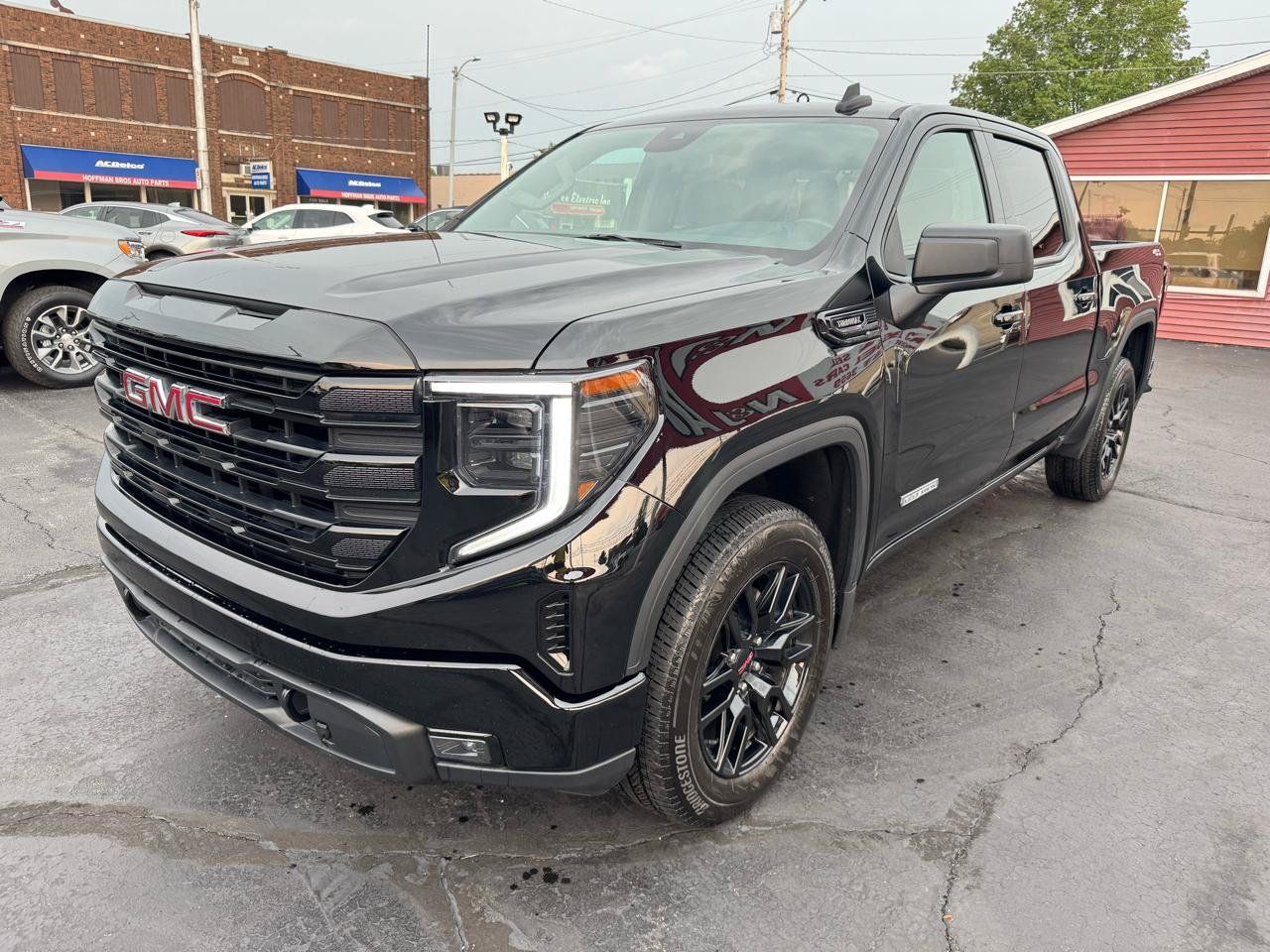 Used 2025 GMC Sierra 1500 Elevation AWD/4WD image 1