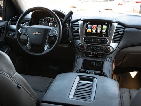 Used 2017 Chevrolet Suburban LT image 27