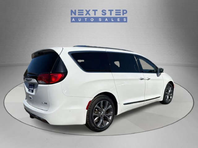 Used 2018 Chrysler Pacifica Limited w/ Advanced Safetytec Group FWD image 8