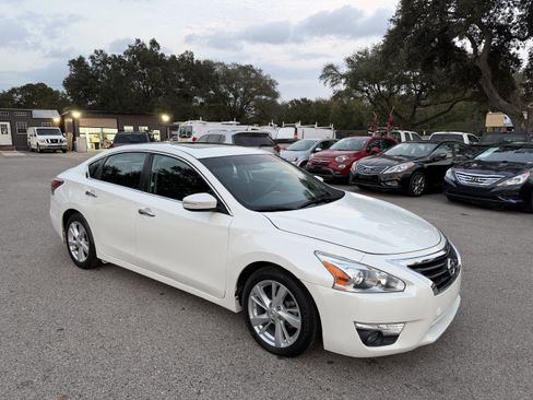 Used 2015 Nissan Altima 2.5 SV w/ Convenience Package image 1