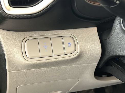 Certified 2023 Hyundai Venue SEL FWD image 24