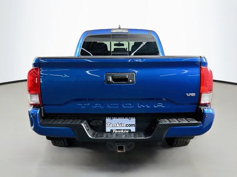 Used 2017 Toyota Tacoma TRD Off-Road w/ Premium & Technology Package AWD/4WD image 7