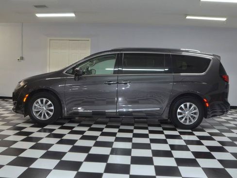 Used 2019 Chrysler Pacifica Touring-L FWD image 6