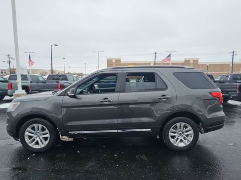 Used 2018 Ford Explorer XLT w/ Equipment Group 202A image 6