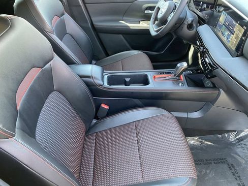 Used 2025 Nissan Kicks SR FWD image 16