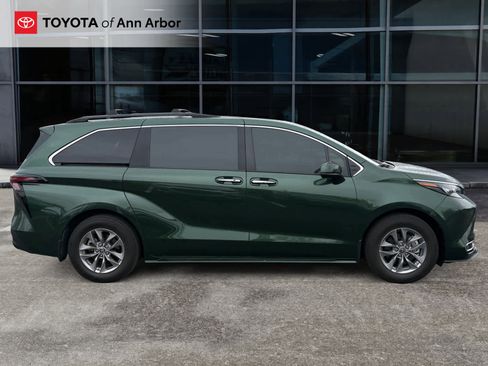 Used 2024 Toyota Sienna XLE w/ XLE Plus Package AWD/4WD image 4
