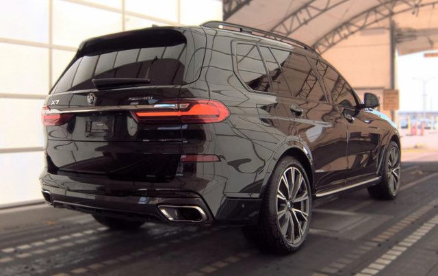 Used 2022 BMW X7 xDrive40i w/ M Sport Package AWD/4WD image 3