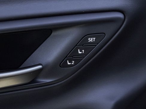 Certified 2025 Toyota Crown Signia image 19