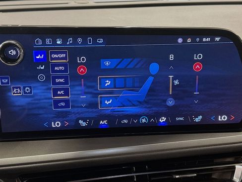 Used 2025 Chevrolet Traverse LT image 24