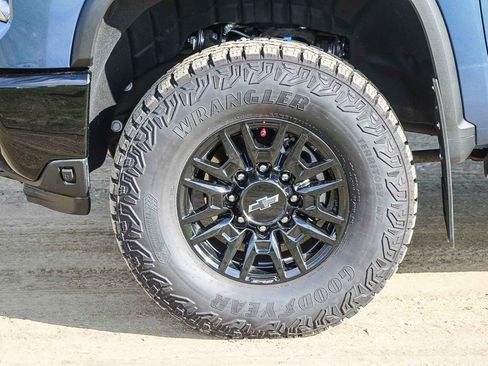 Used 2024 Chevrolet Silverado 2500 ZR2 w/ Technology Package image 9